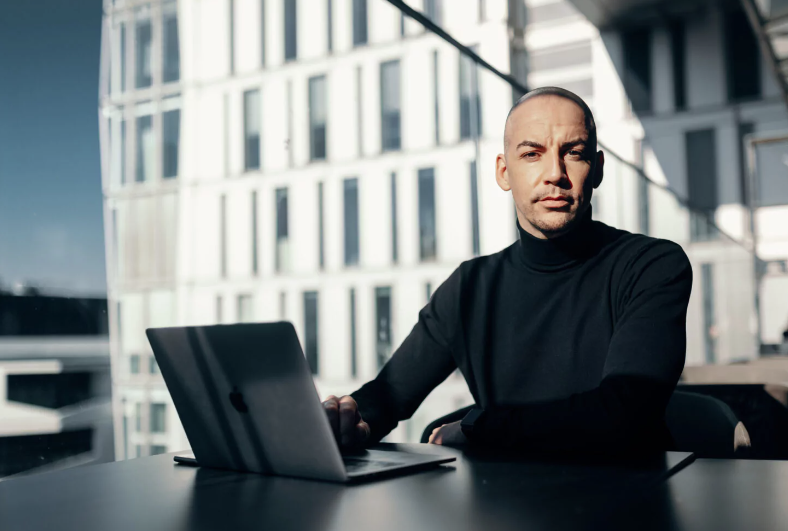 Phil Poosch ist Experte für SEO und Vertrieb. Mit seiner Agentur verhilft er Unternehmen zu Sichtbarkeit im Internet und zu höheren Umsätzen.