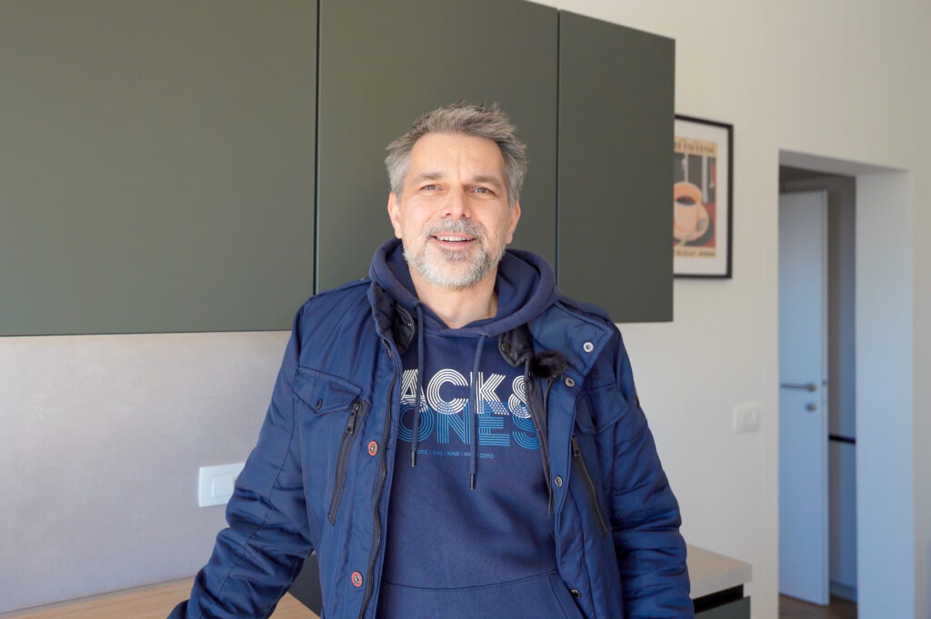 Andreas Hammertinger steht in Küche der Green Resorts Bibali