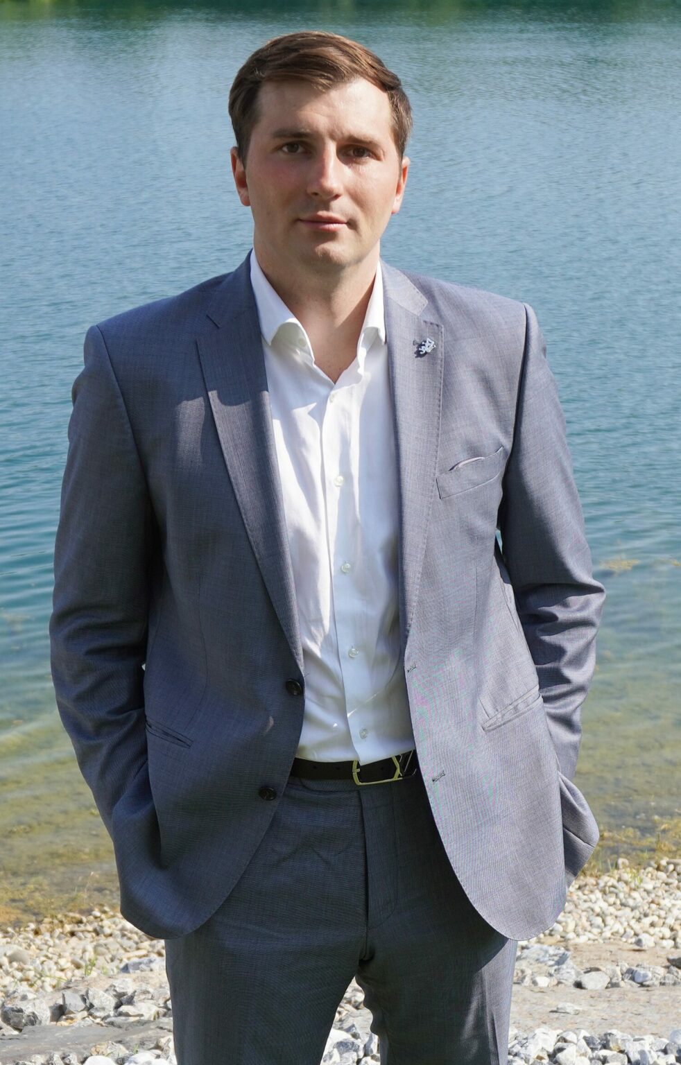 Markus Gunesch steht am See