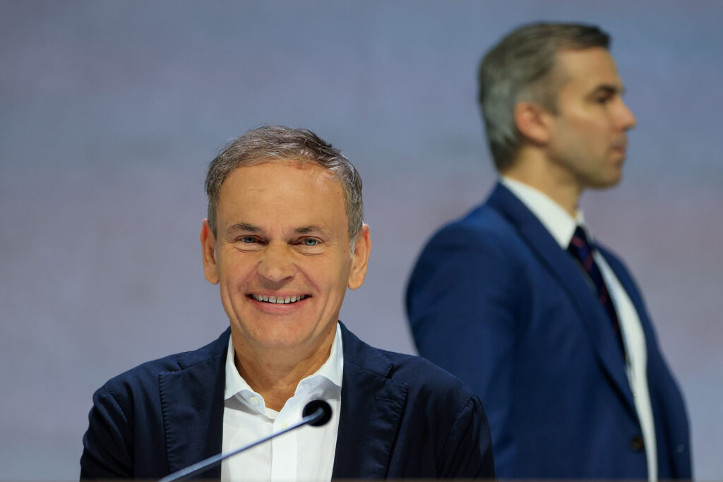 Oliver Blume steht vor Rednerpult und spricht über ein Mikrofon