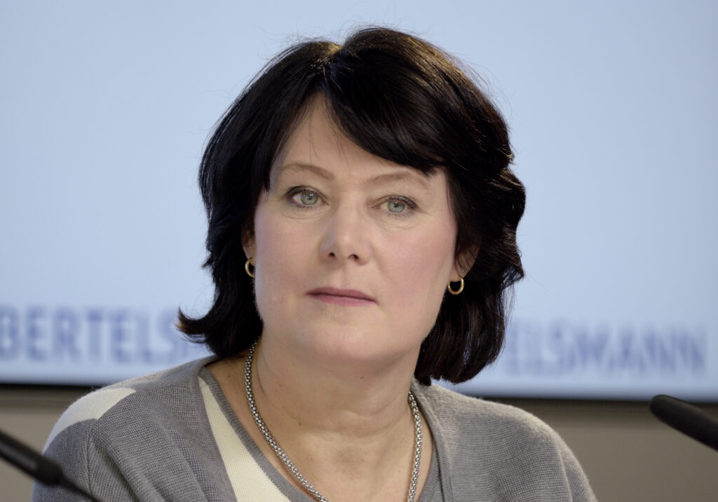 Anke Schäferkordt vor einer Videowall