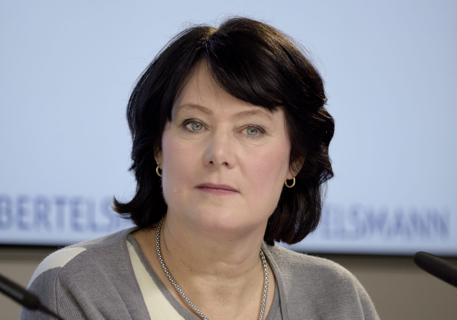 Anke Schäferkordt vor einer Videowall