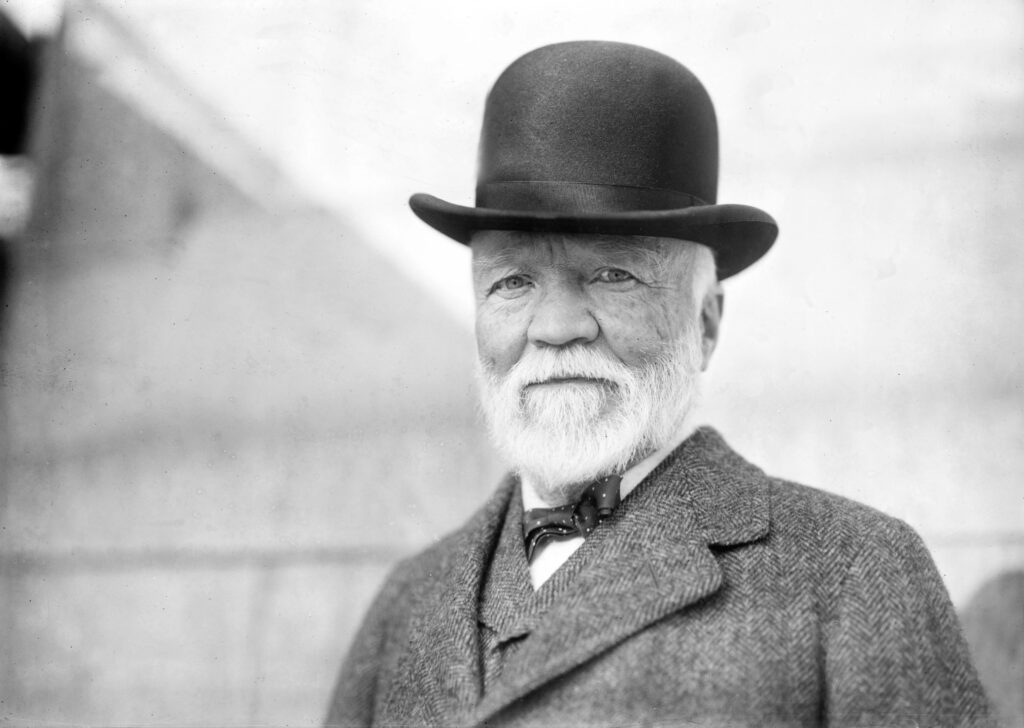 Alte schwarz-weiß Aufnahme von Andrew Carnegie, der Anzug, Krawatte und Hut trägt