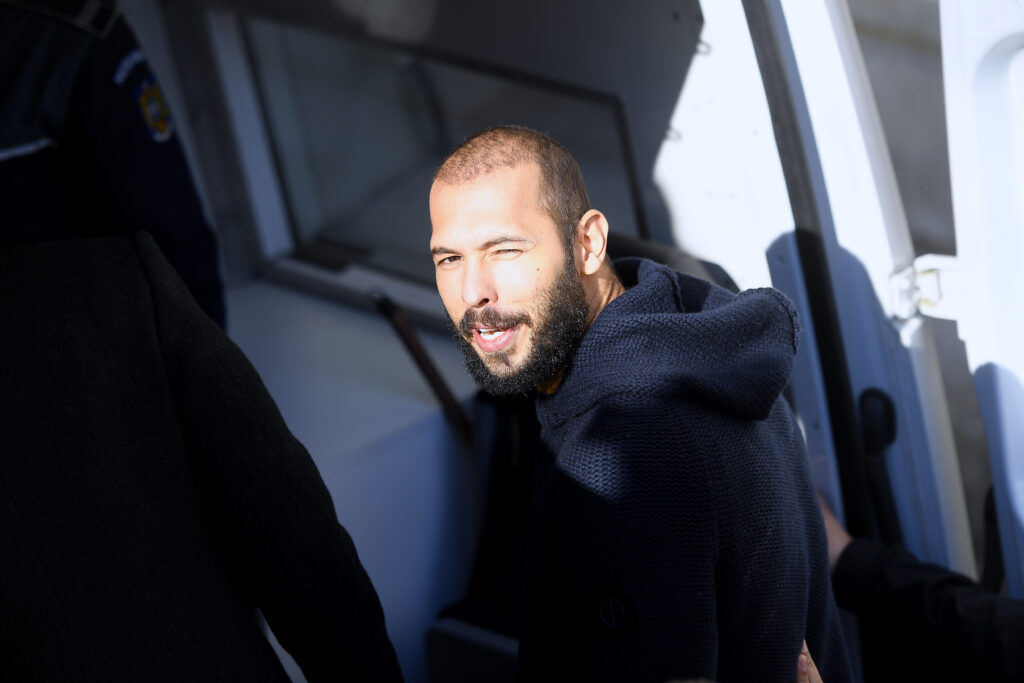 Andrew Tate mit Kapuzenpulli im Sonnenlicht