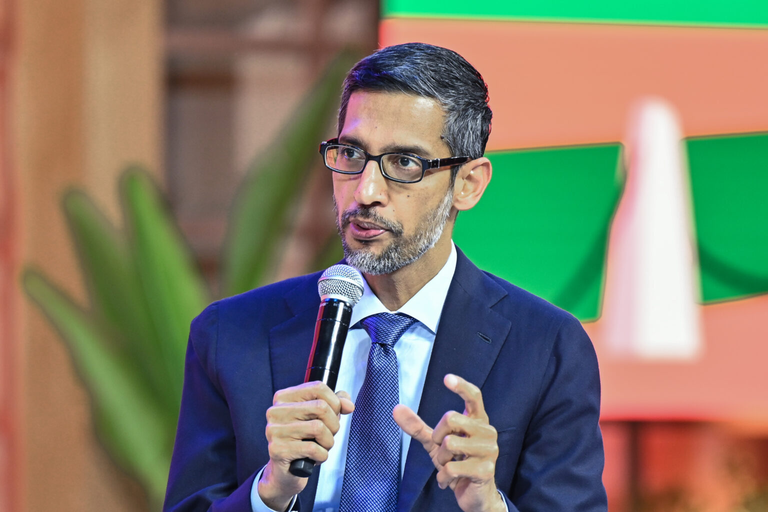 Sundar Pichai spricht über ein Mikrofon