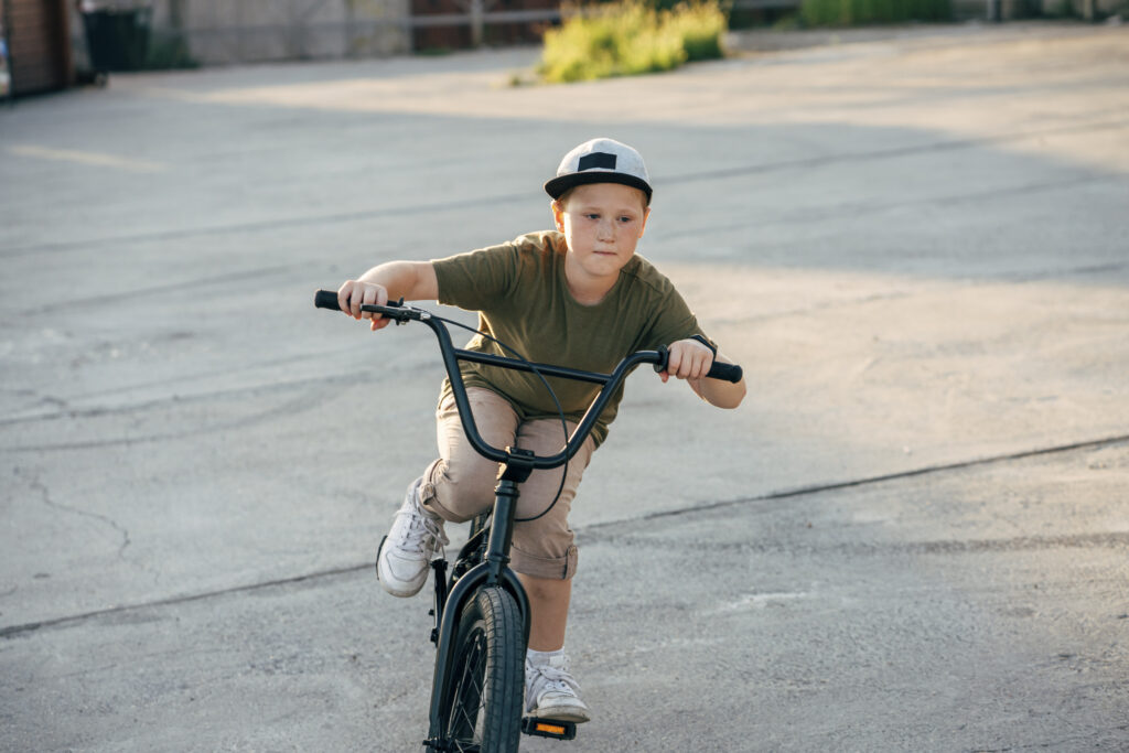 Junger Bub der mit dem BMX Fahrrad