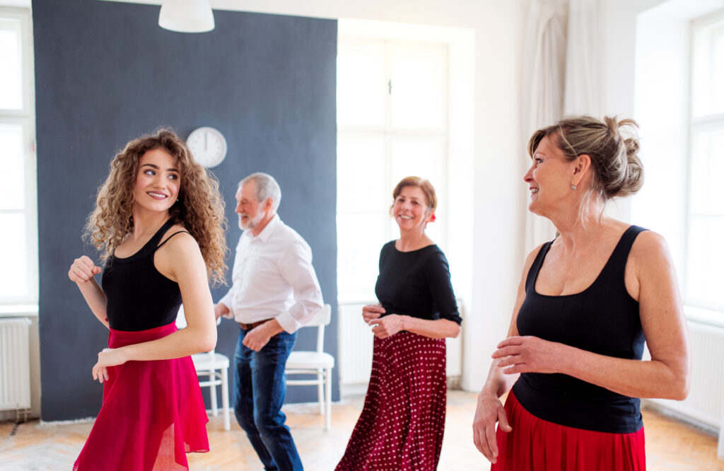 Drei Frauen und ein Mann bei einem Tanztraining