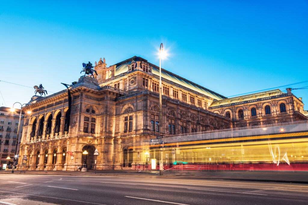 Wiener Staatsoper bei Nacht