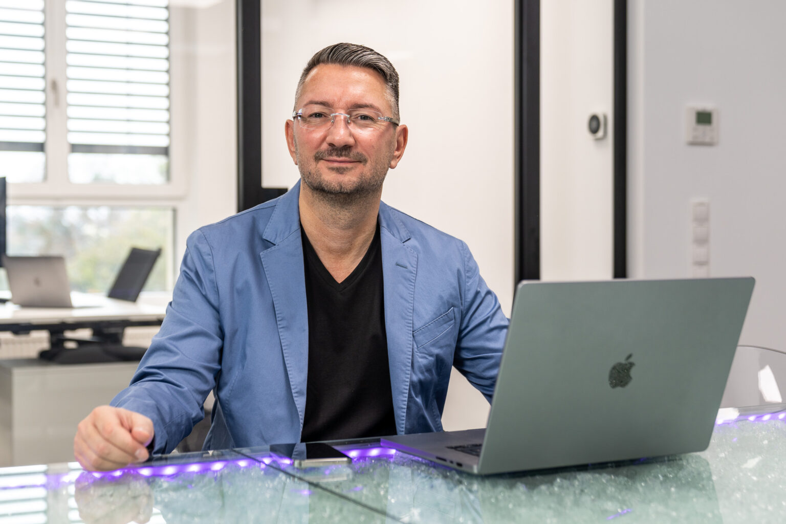 Walter Temmer sitzt an seinem Schreibtisch
