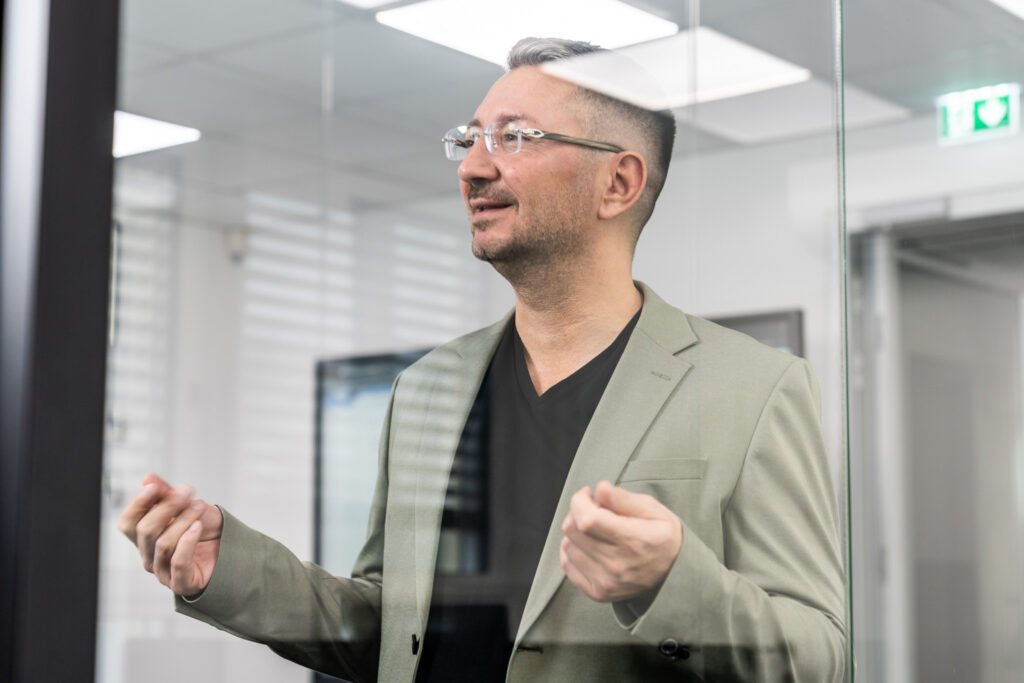 Walter Temmer gestikuliert im Büro