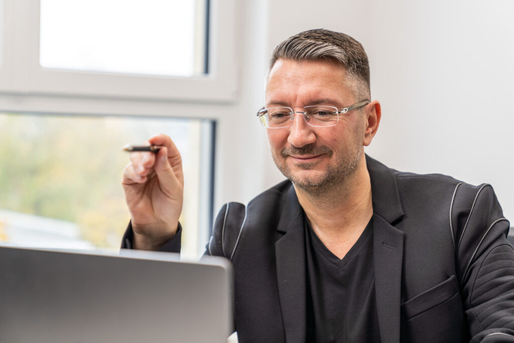Walter Temmer sitzt im Büro an seinem PC