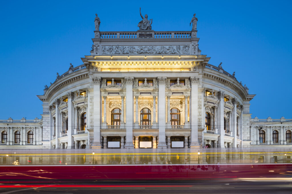 Blick am Abend auf das Burgtheater in Wien