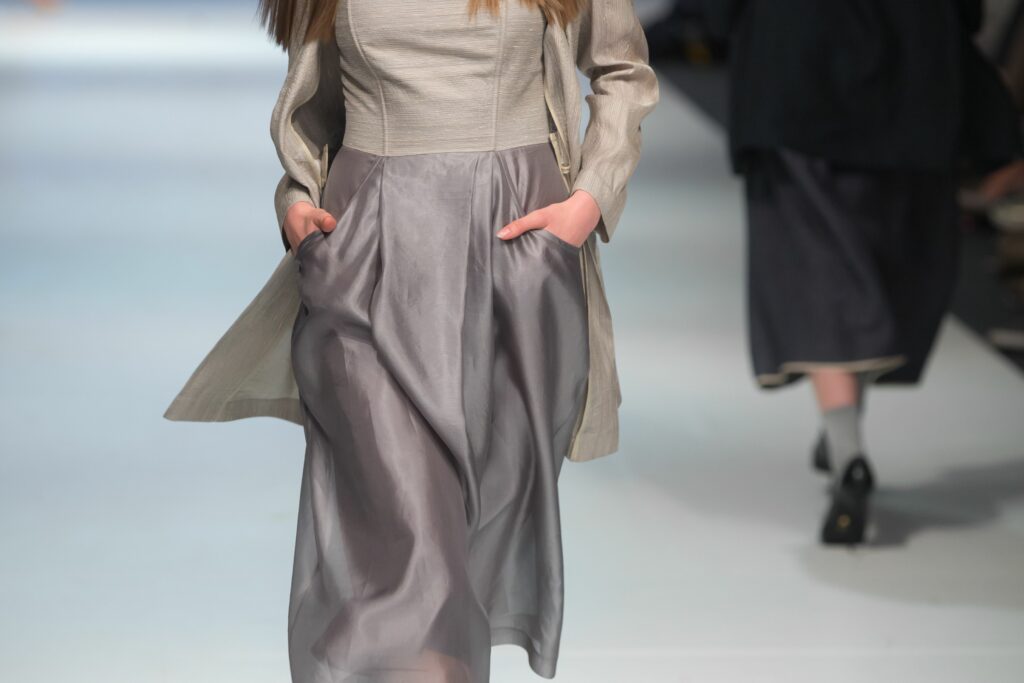 2 Frauen laufen über einen Catwalk