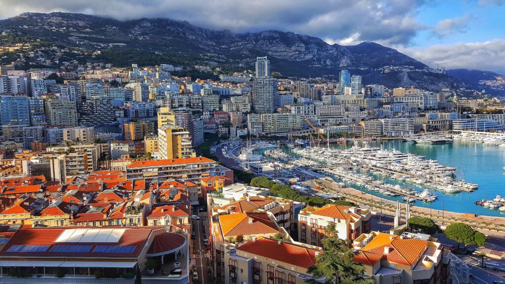 Luftaufnahme von Monaco bei sonnigem Wetter