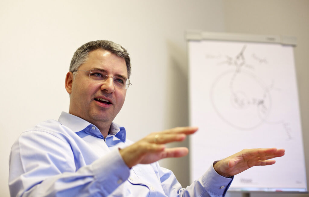 Severin Schwan in einer Besprechung