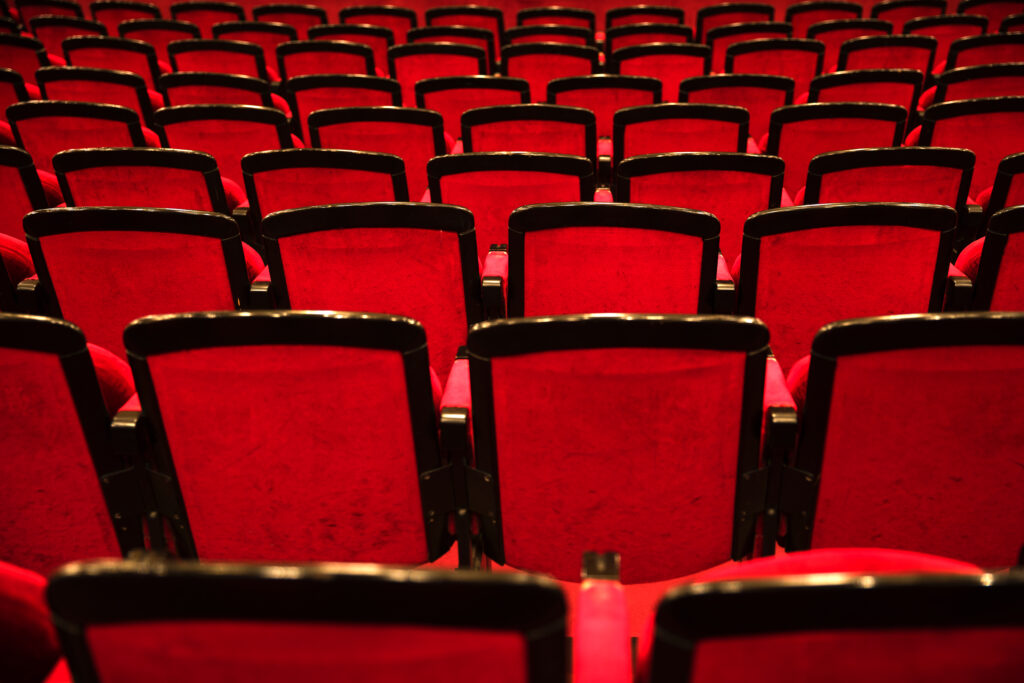 Rote Theaterstühle