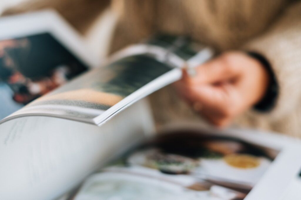 Frau blättert durch Zeitschrift