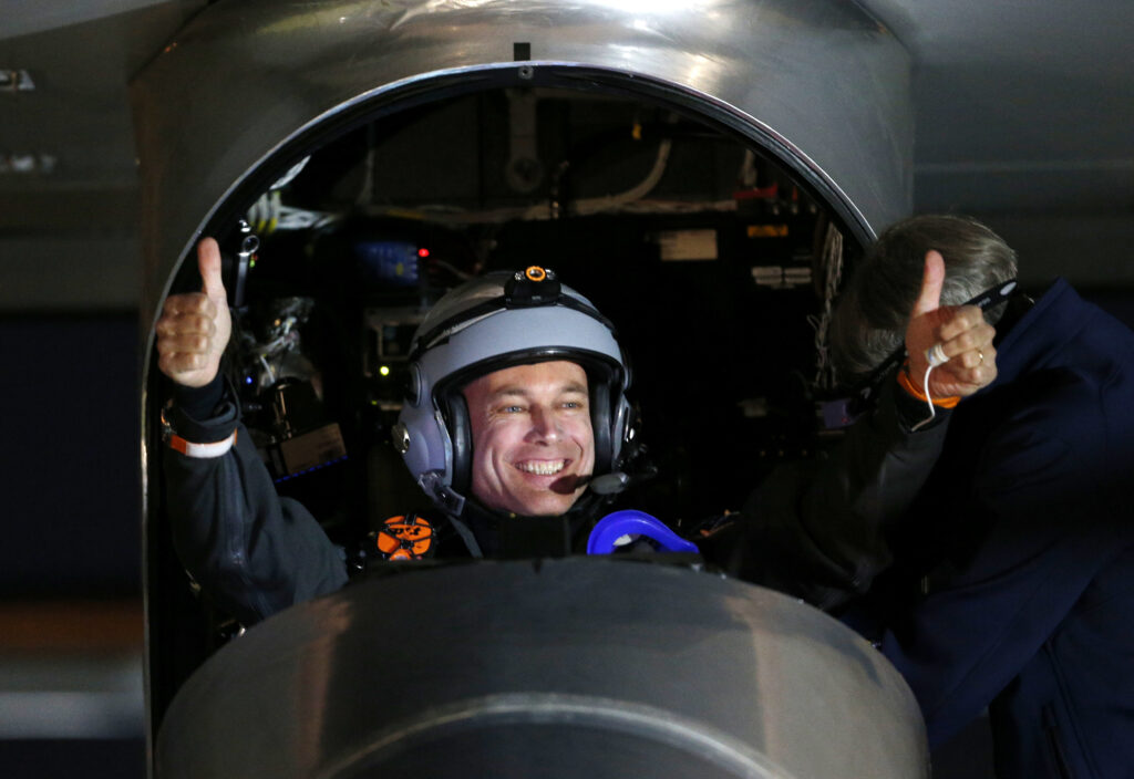 Bertrand Piccard in einem Solarflugzeug