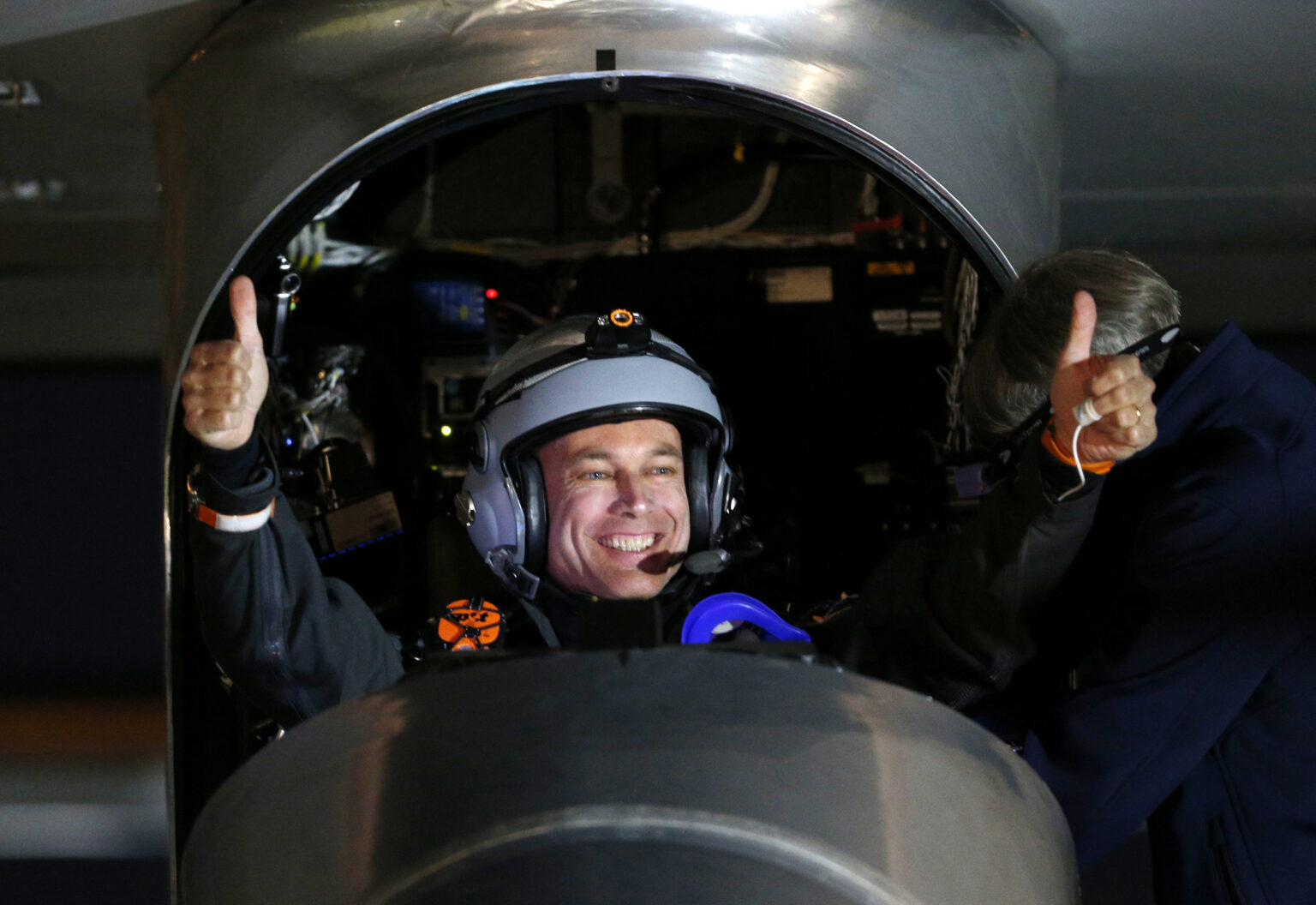 Bertrand Piccard in einem Solarflugzeug