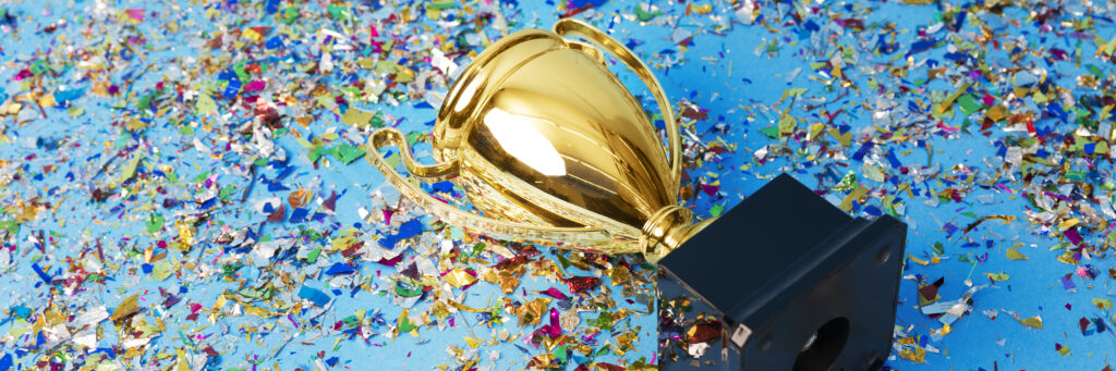 Goldene Trophäe liegt auf Confetti