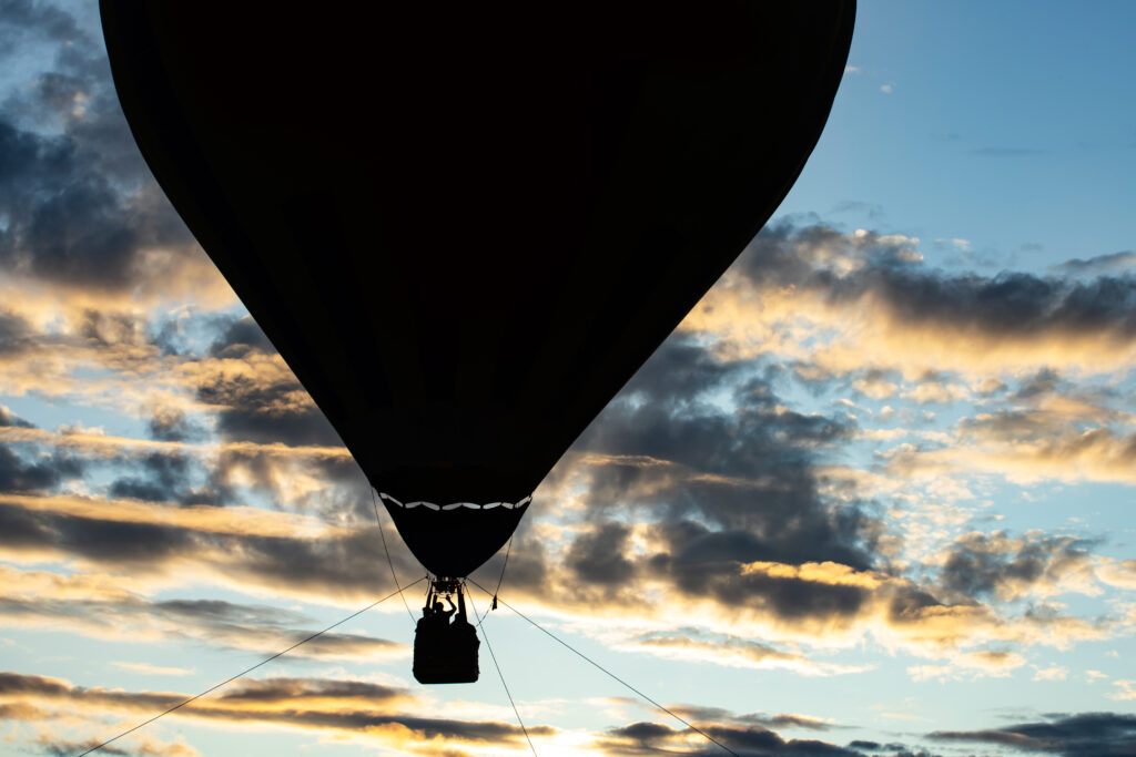 Silhouette von einem Heißluftballon am Himmel