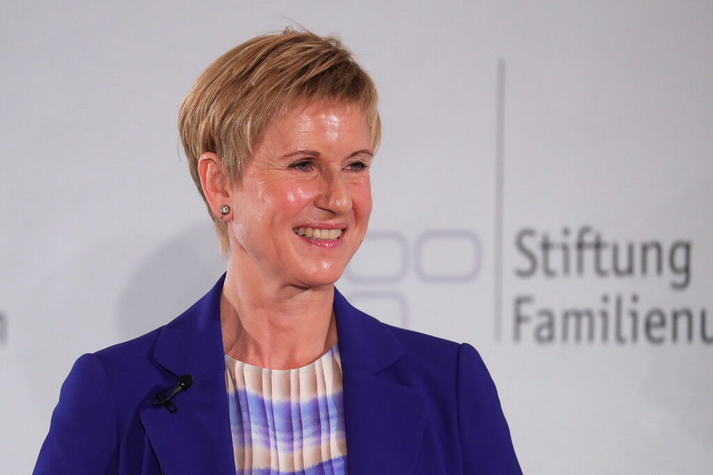 Susanne Klatten vor dem Hintergrund