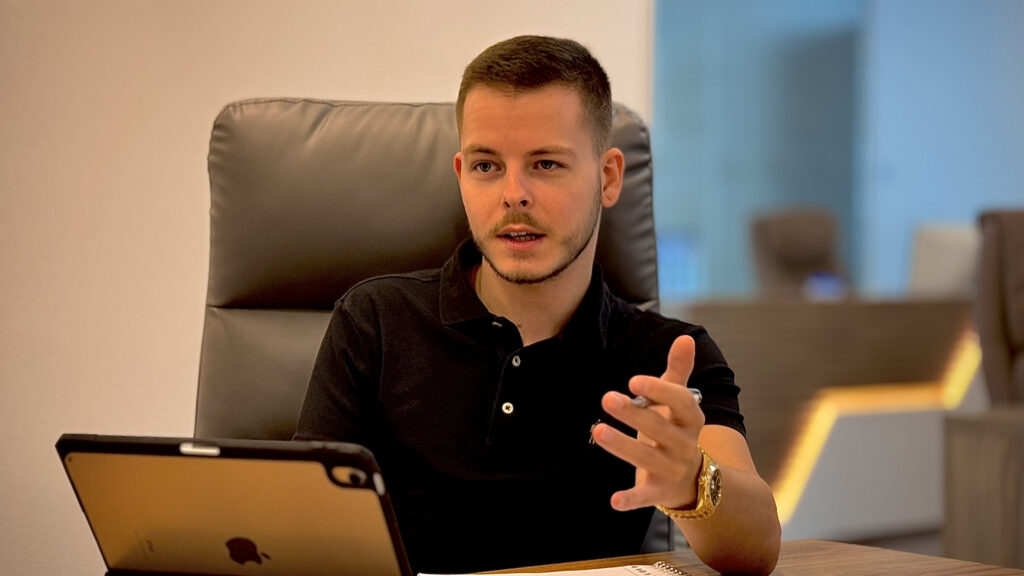 Jürgen Schroll gestikuliert