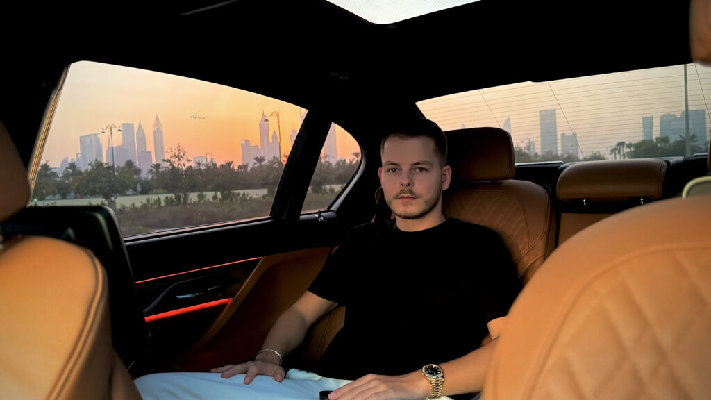 Jürgen Schroll sitzt in Luxuslimousine