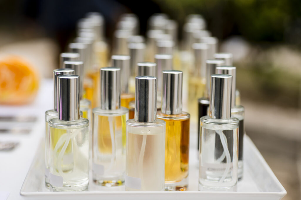 Mehrere Parfumfläschchen sind nebeneinander angereiht.