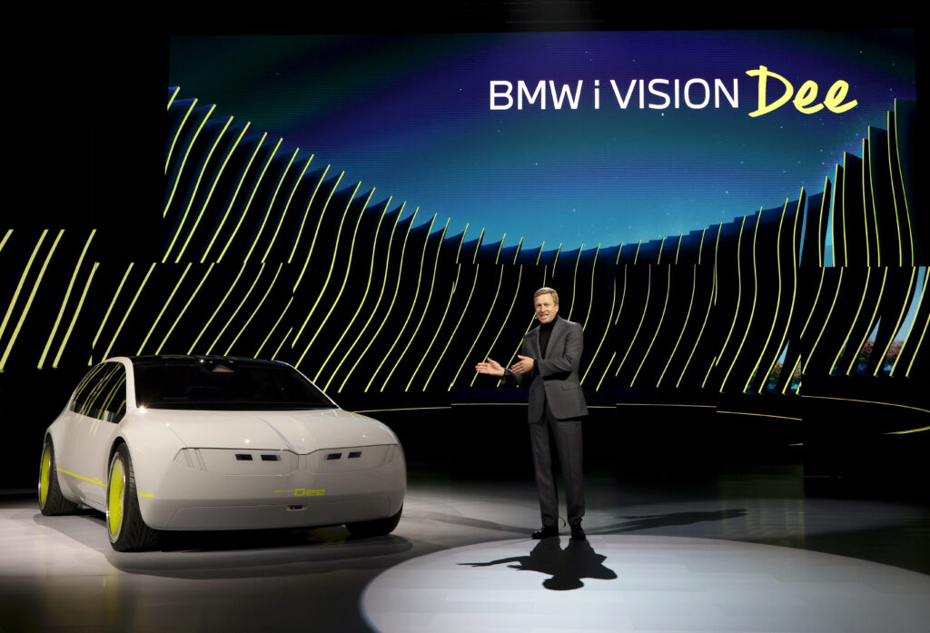 Oliver Zipse BMW i Vision Dee Oliver Zipse steht vor dem BWM i Vision Dee und präsentiert das Auto
