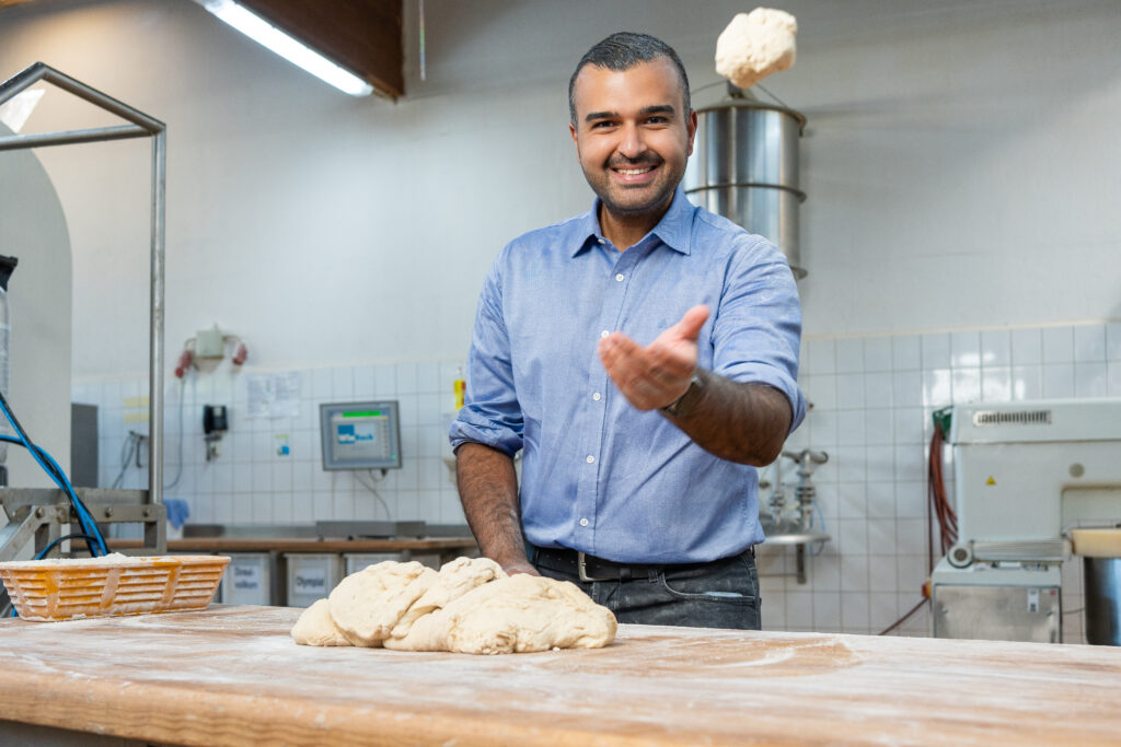 Eyüp Aramaz Eyüp Aramaz steht in einer Bäckerstube vor einem Teighaufen