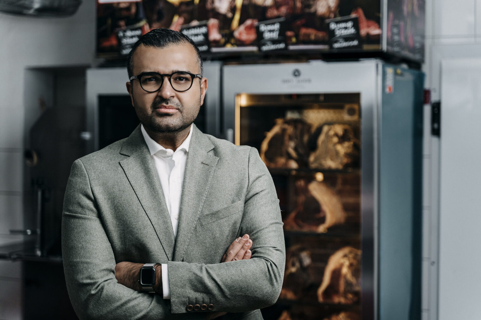 Eyüp Aramaz blickt mit verschränkten Armen in die Kamera
