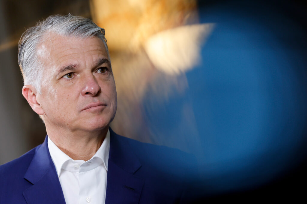 Sergio Ermotti mit blauem Anzug und weißem Hemd in Portraitaufnahme