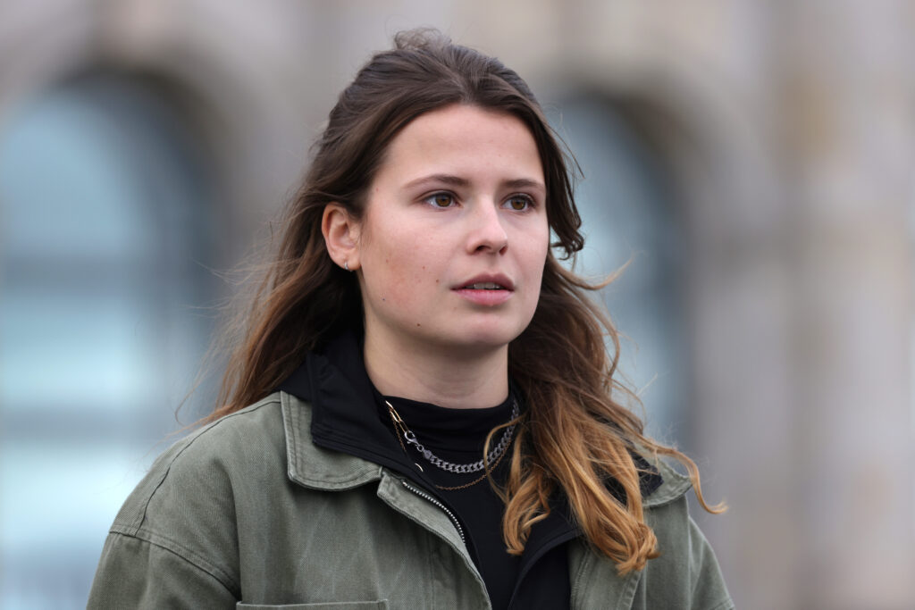 Luisa Neubauer mit schwarzem Pullover und olivfärbiger Jacke