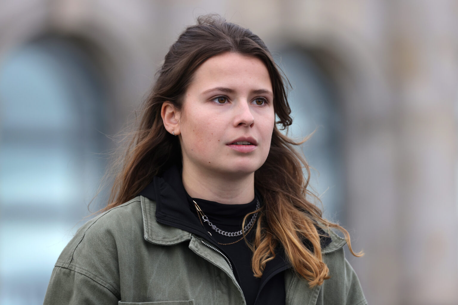 Luisa Neubauer mit schwarzem Pullover und olivfärbiger Jacke
