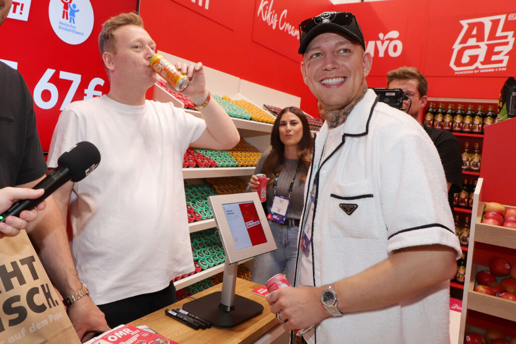 Marcel Eris mit weißem T-Shirt und Kappe