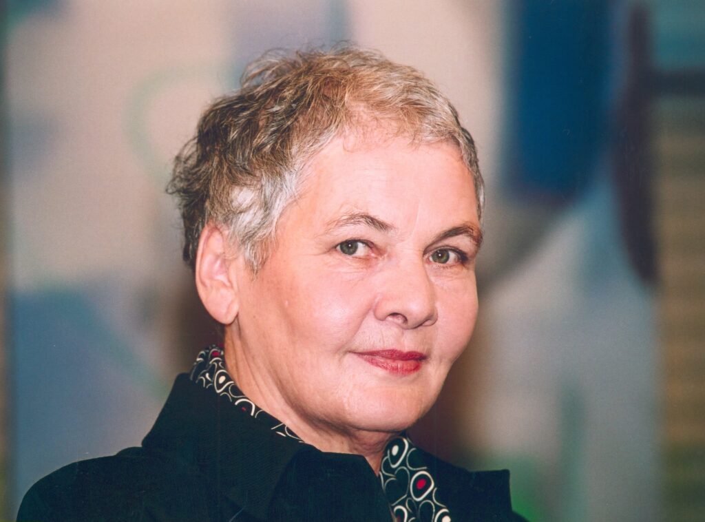 Christiane Nüsslein-Volhard in Portraitaufnahme mit kurzen Haaren blickt seitlich in die Kamera