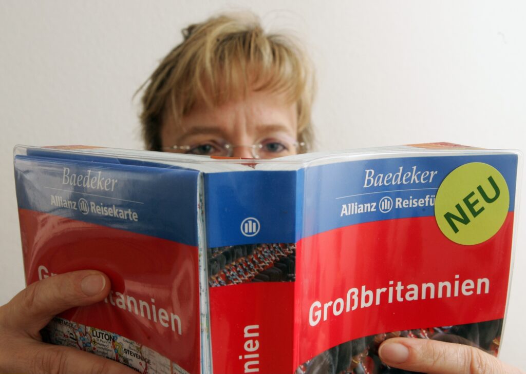 Stephanie Mair-Huydts Stephanie Mair-Huydts hälr einen Reiseführer von Großbritannien in ihren Händen