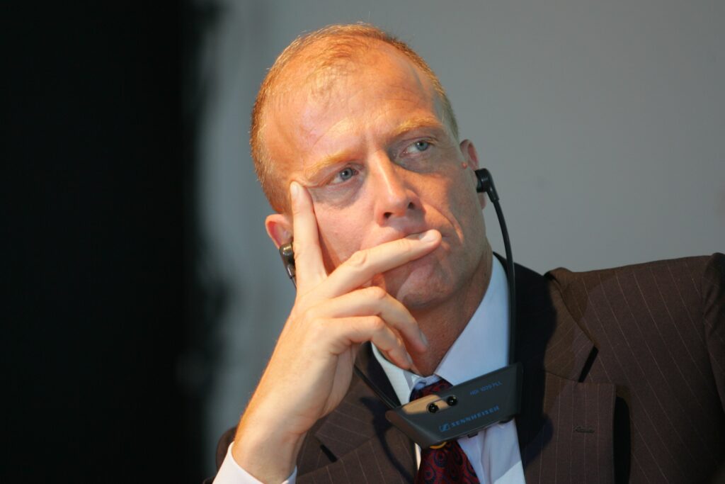 Tom Enders stützt eine Hand auf sein Gesicht und schaut nachdenklich