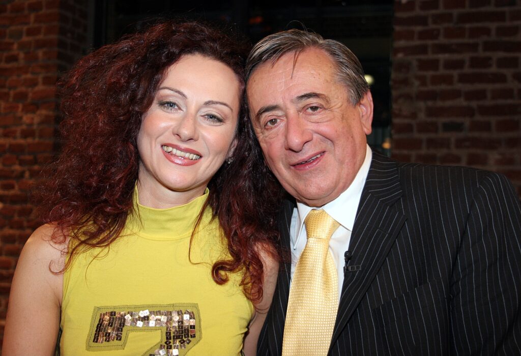 Richard Lugner mit seiner Ex-Frau Christina. Beiden schauen in die Kamera.