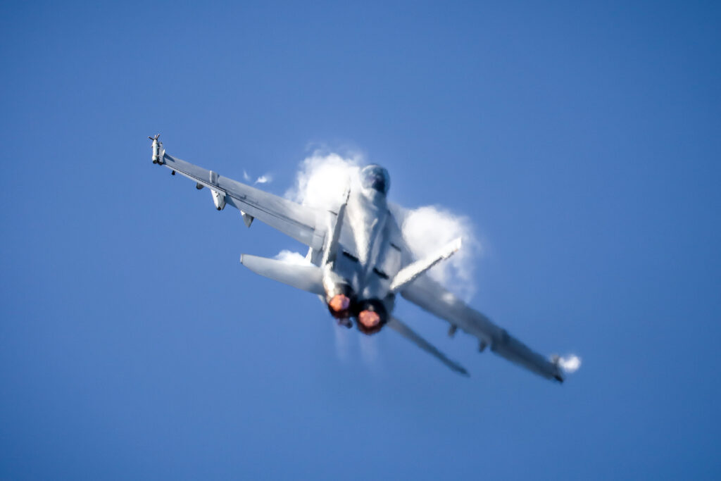 Thomas Reiter Kampfjet mit starkem Raum fliegt aufwärts in strahlend blauen Himmel