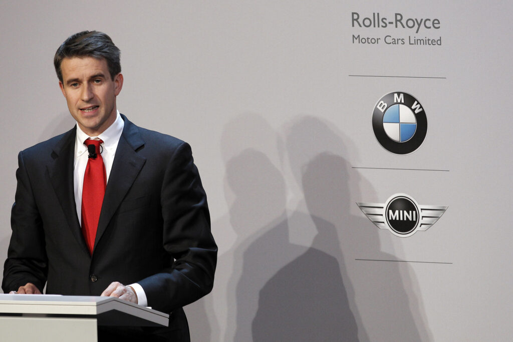 Stefan Quandt Stefan Quandt steht vor einem Rednerpult auf einer Bühne. Dahinter das Logo von BMW und Mini
