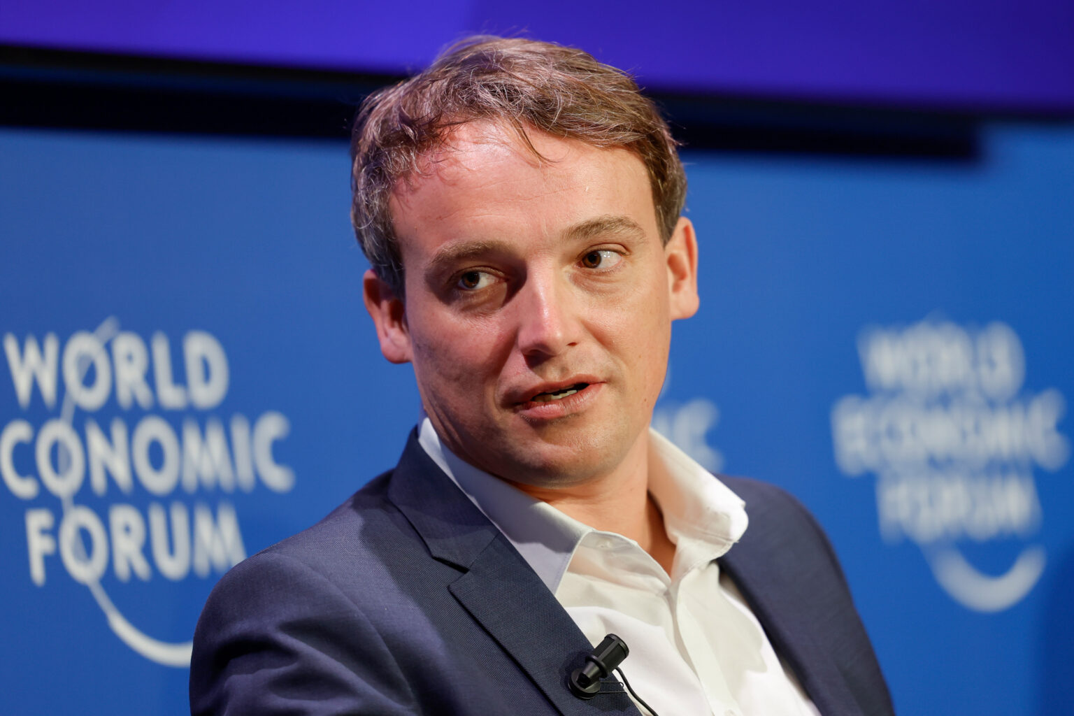 Christian Klein von SAP blickt seitlich an der Kamera vorbei