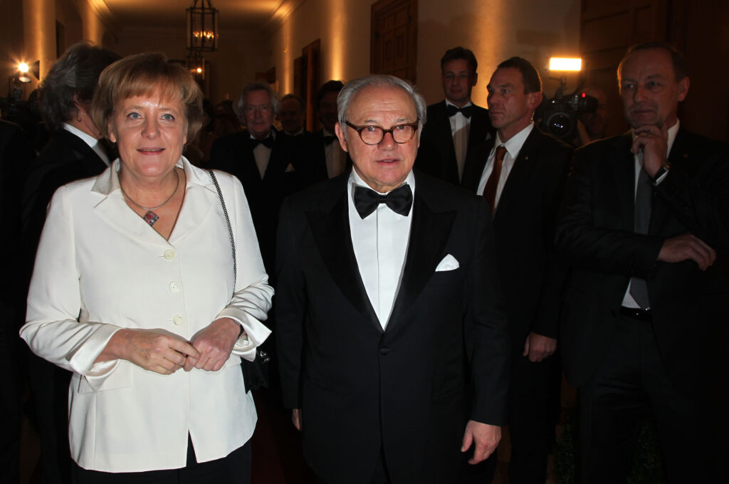 Burda Hubert Burda mit elegantem schwarzen Anzug steht neben Bundeskanzlerin Angela Merkl