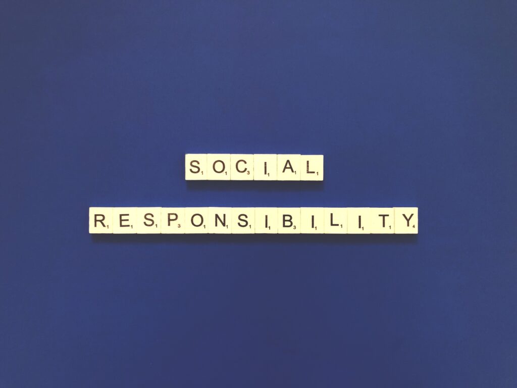 Stefan Quandt Dunkelblauer Hintergrund. Darauf die Buchtsaben Social Responsibility in Form von kleinen Bauklätzen