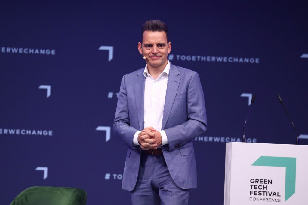 Leonhard Birnbaum steht auf Podium