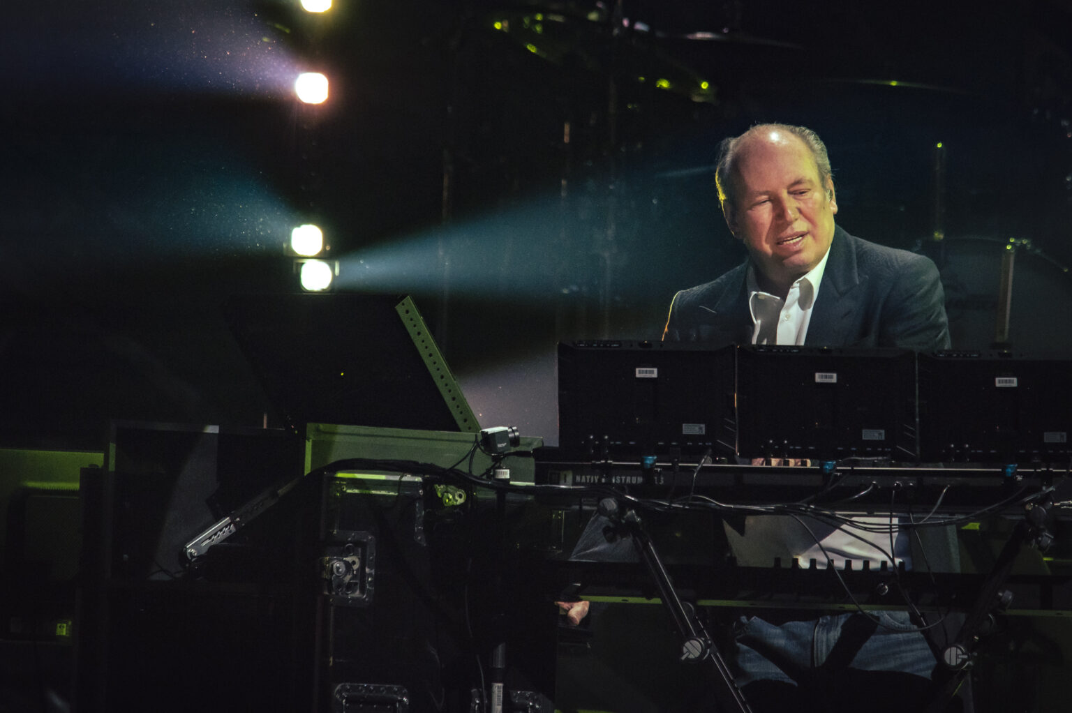 Hans Zimmer sitzt an einem Klavier in dunklem Hintergrund