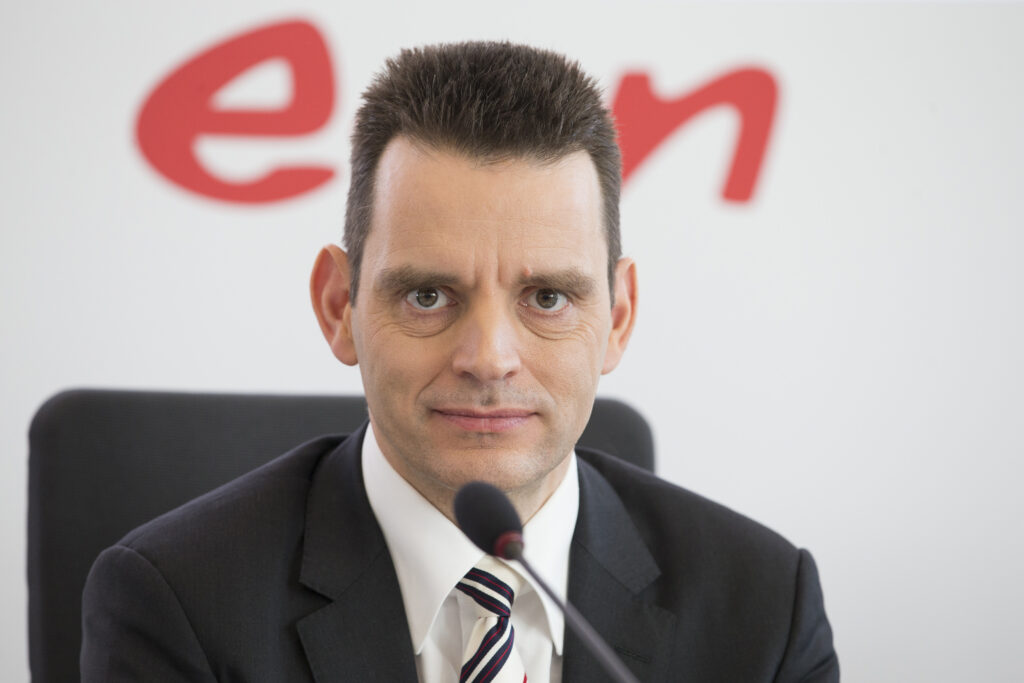 Leonhard Birnbaum blickt in Kamera