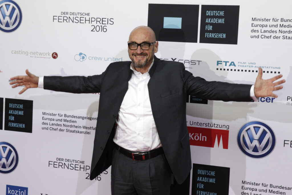 Jochen Schwizer streckt Arme von sich