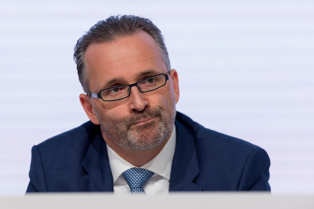 Carsten Knobel mit Brille und Anzug